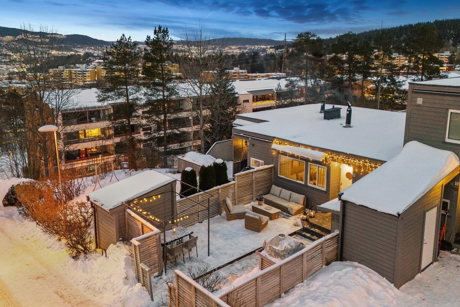 Ole Reistads vei 29B er et rålekkert og unikt rekkehus med god intern beliggenhet. Boligen har to solrike uteområder i form av forhage og bakhage, med høy standard og flere særpregede kvaliteter. Galleribilde