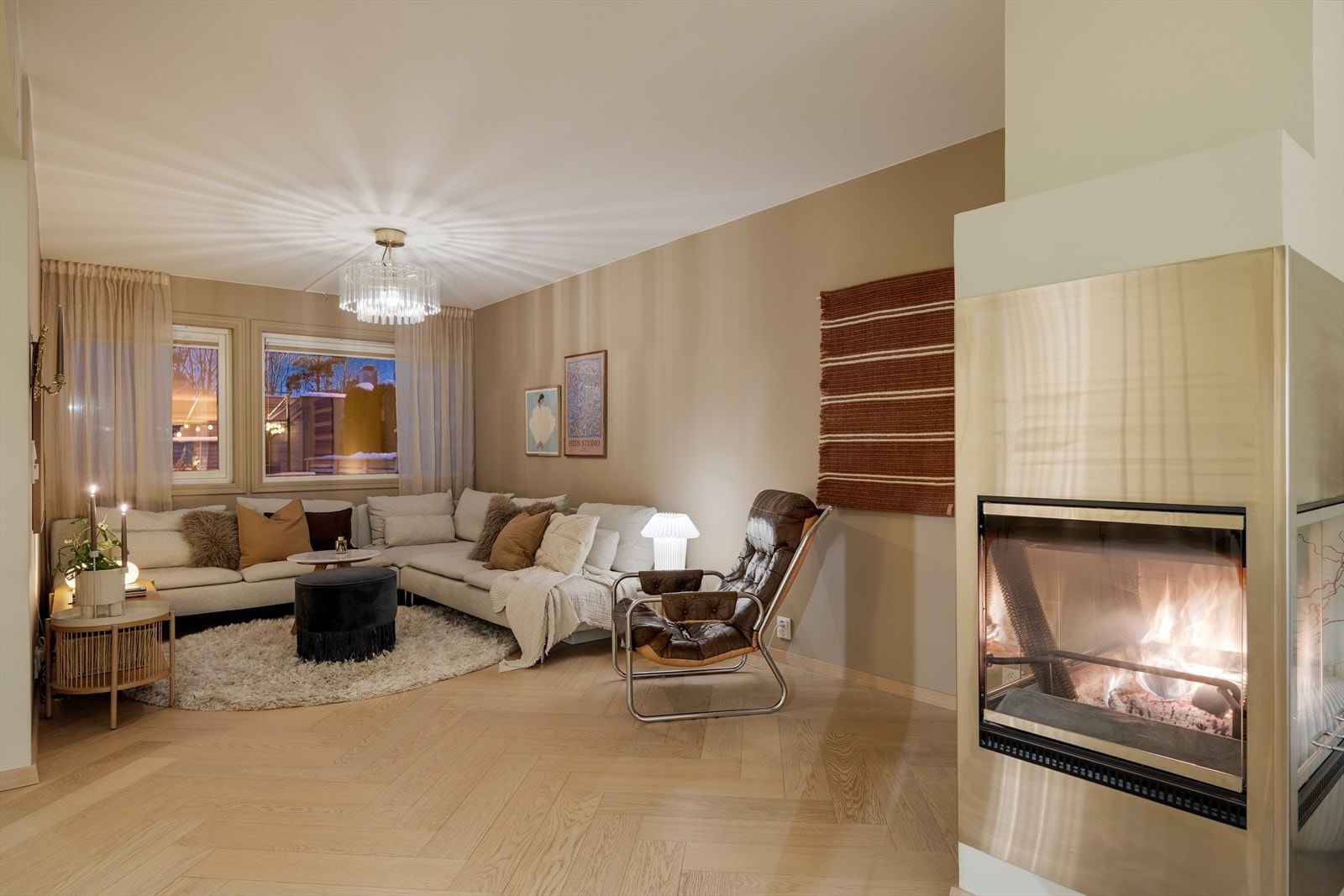 Boligen har elementpipe, og det er installert peisinnsats i stue/kjøkken. Galleribilde