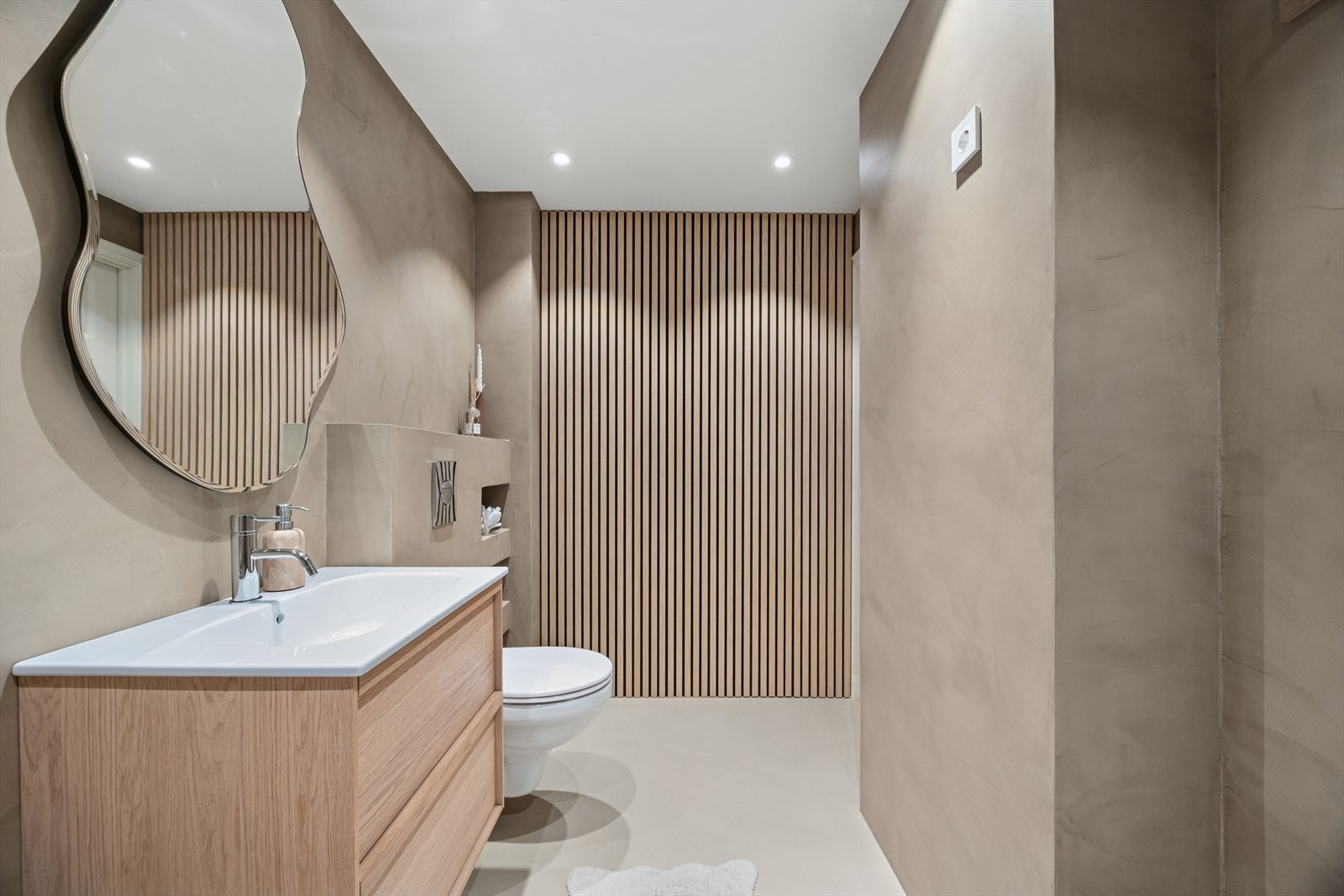 Innredningen ble fornyet samme år og består av servantskap, veggspeil, vegghengt toalett med innebygd sisterne og badekar. Badet har elektrisk styrt vifte, plastsluk med uttakbar vannlås og toppmembran, downlights i himling og varmekabler i gulvet. Galleribilde