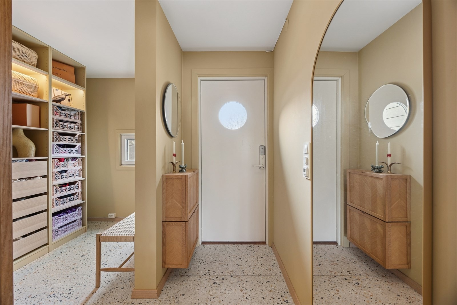 Entréen har blitt betydelig oppgradert i nyere tid med eksklusive italienske fliser. Det er varmekabler under flisene i entréen, noe som gir god komfort. Galleribilde