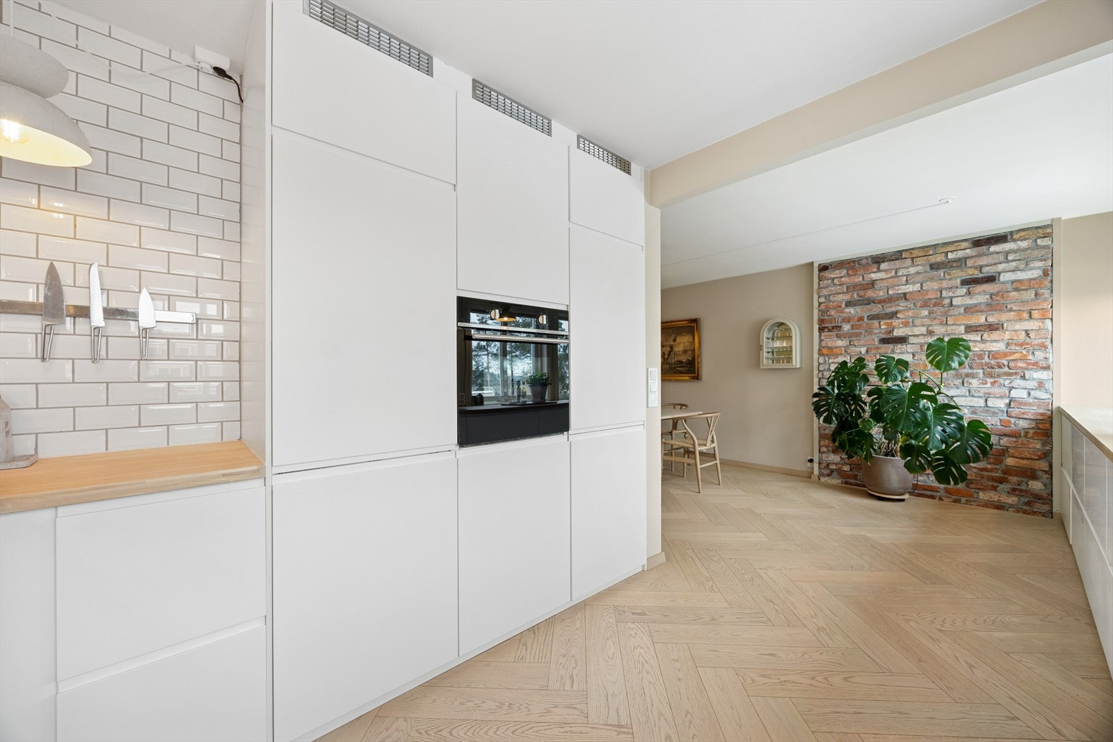 Integrerte hvitevarer som komfyr, platetopp, oppvaskmaskin, fryseskap og kjøleskap følger med. Galleribilde