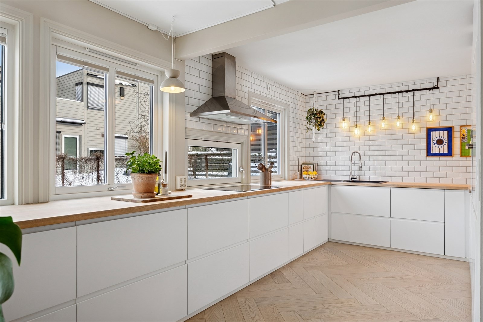 Stort og flott kjøkken fra 2018 med heltre benkeplate i eik og rikelig naturlig lysinnslipp. Galleribilde