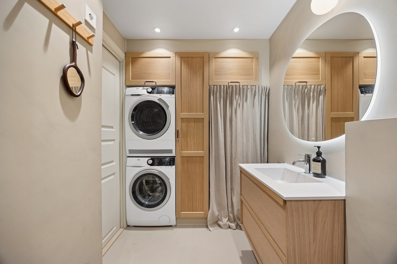 Badet i første etasje ble pusset opp i 2024 og fremstår moderne og delikat med flislagte overflater belagt med mikrosement. Badet har elektriske varmekabler i gulv og elektrisk styrt vifte. Det er også opplegg for vaskemaskin og tørketrommel. Galleribilde