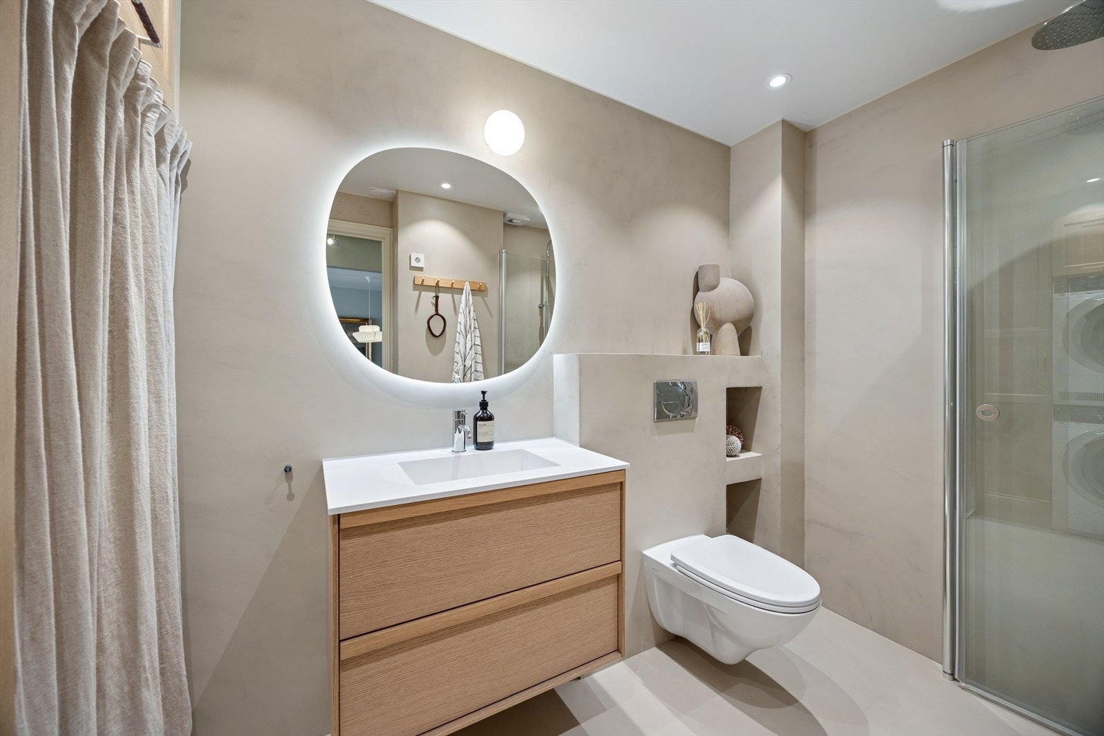 Delikat og moderne bad med mikrosement og varme, beige toner. Galleribilde