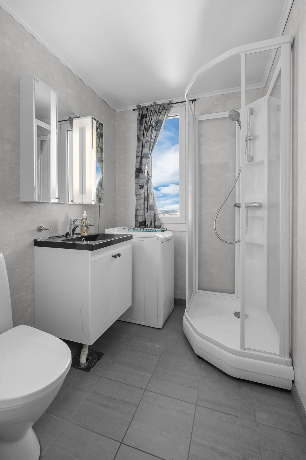 Flott bad pusset opp i 2011. Vaskemaskin følger med. Galleribilde