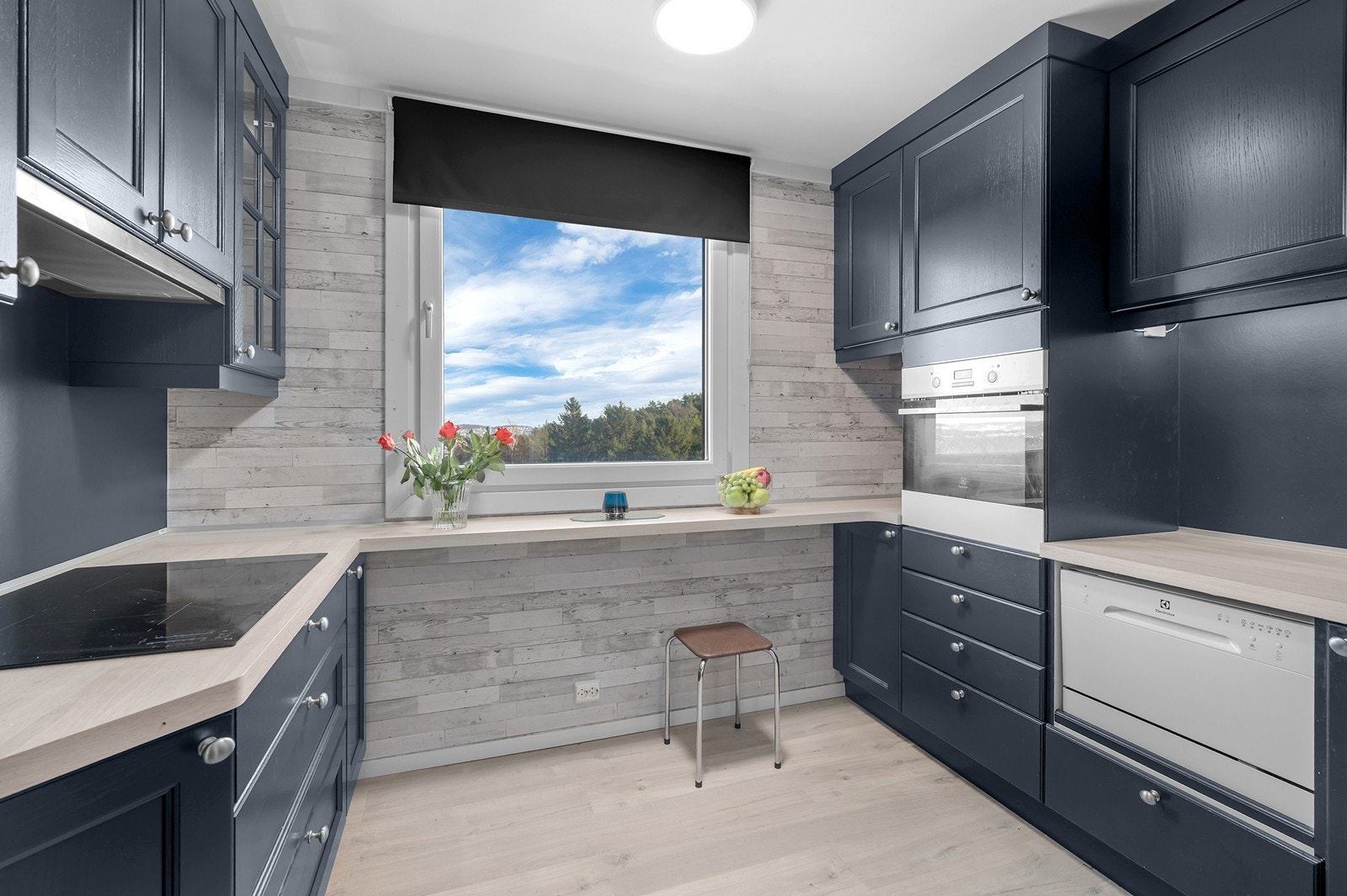 Leiligheten har nyere Strai kjøkkeninnredning fra nov. 2017, og bad er pusset opp i 2011. Galleribilde