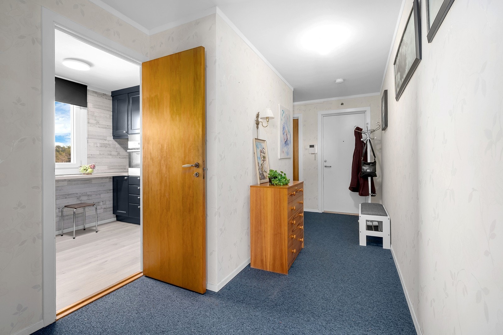 Direkte adgang til nyere Strai kjøkken fra entréen. Galleribilde