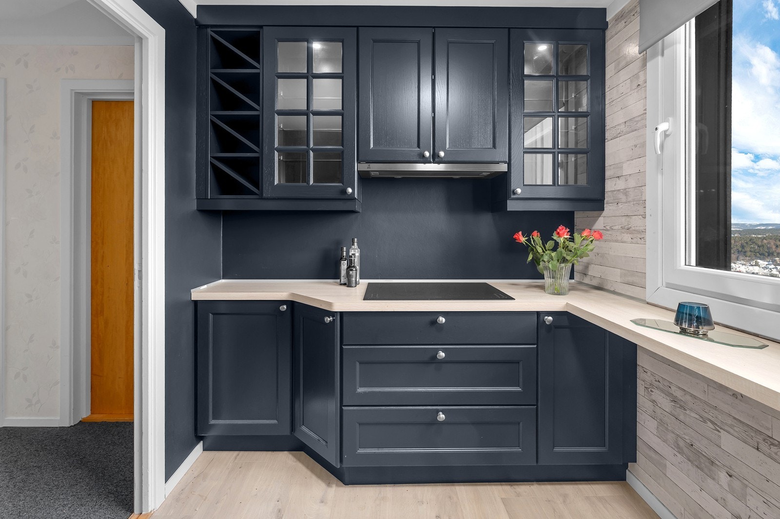 Vindu med nydelig utsikt fra kjøkken. Galleribilde