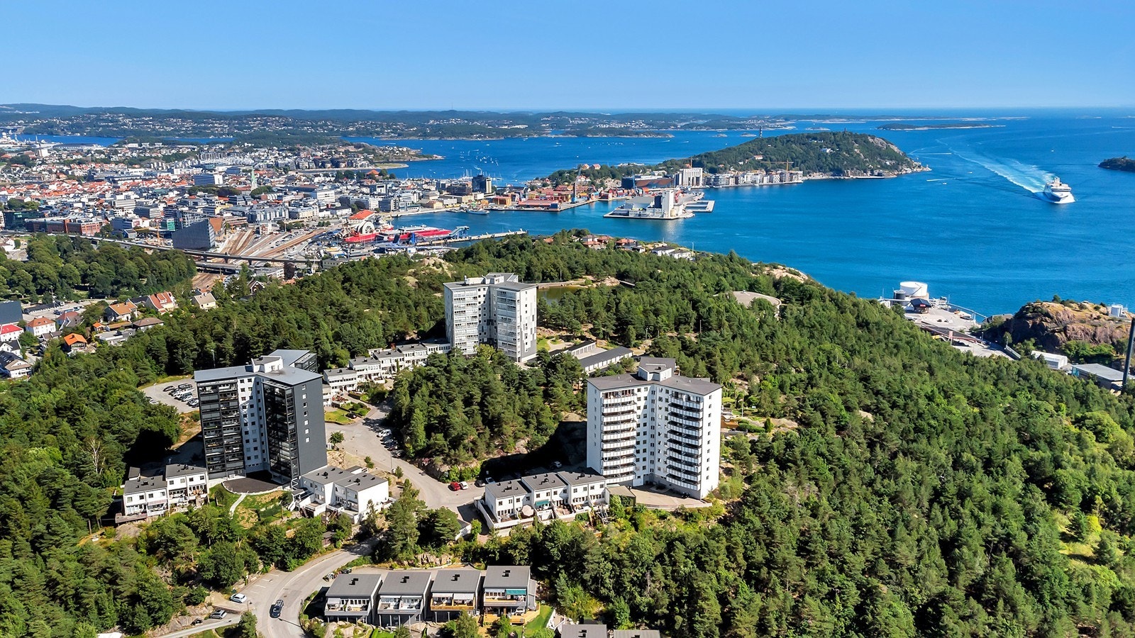 Leiligheten ligger sentralt til på nedre Tinnheia/Grim, omtrent 2 km vest for sentrum av Kristiansand. Det er 15 min bedagelig gange til sentrum gjennom turområdet, forbi Dueknipen. Galleribilde