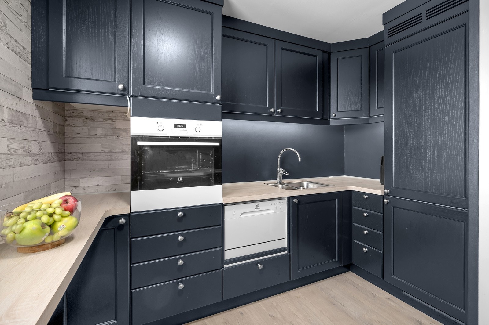 Nyere oppvaskmaskin. God skap- og benkeplass. Galleribilde