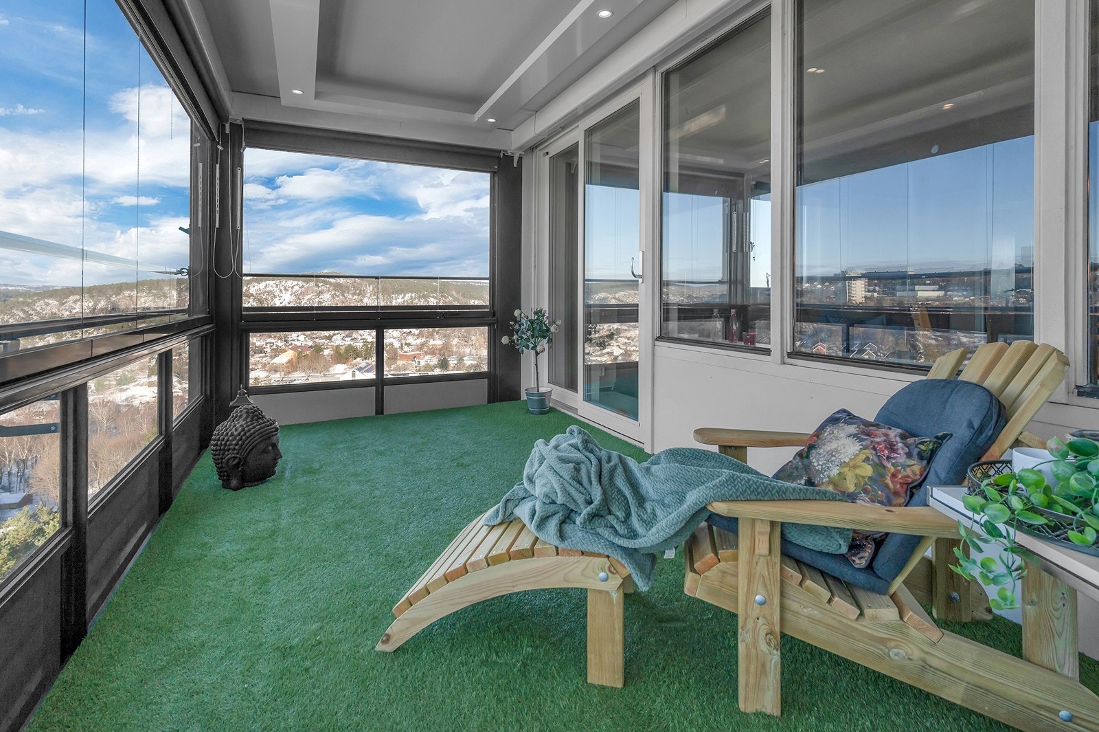 Stor solrik innglasset balkong med fantastisk utsikt! Galleribilde