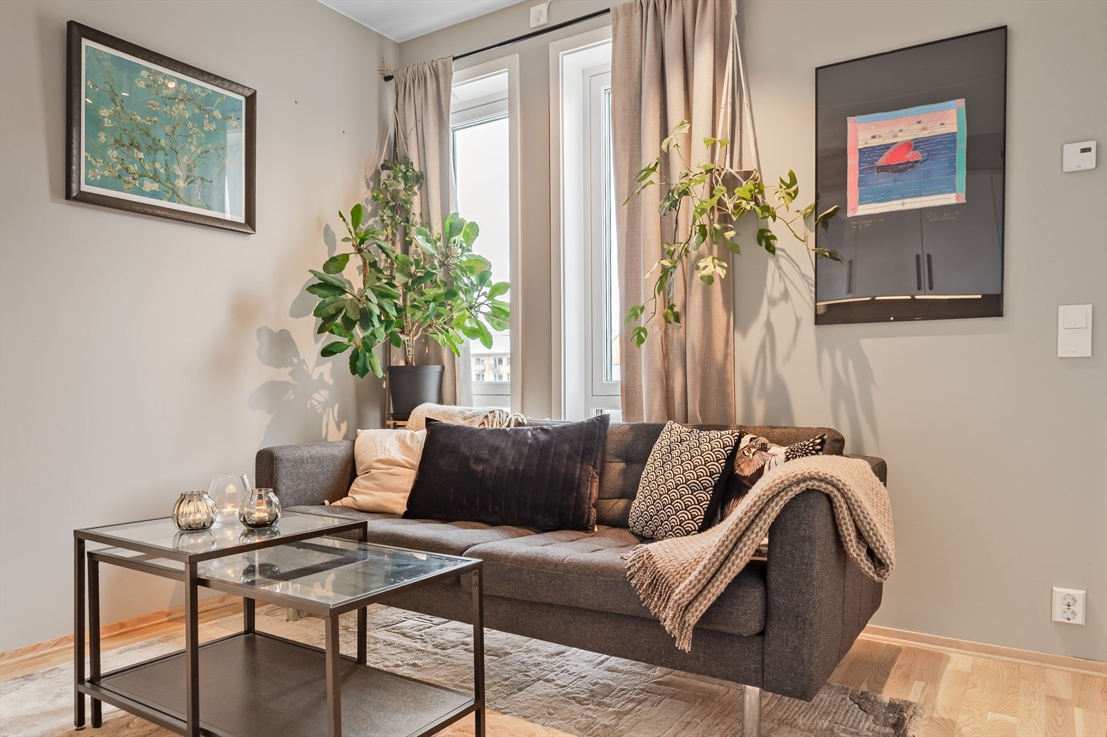 Et roms leilighet med lyse og fine farger. Galleribilde