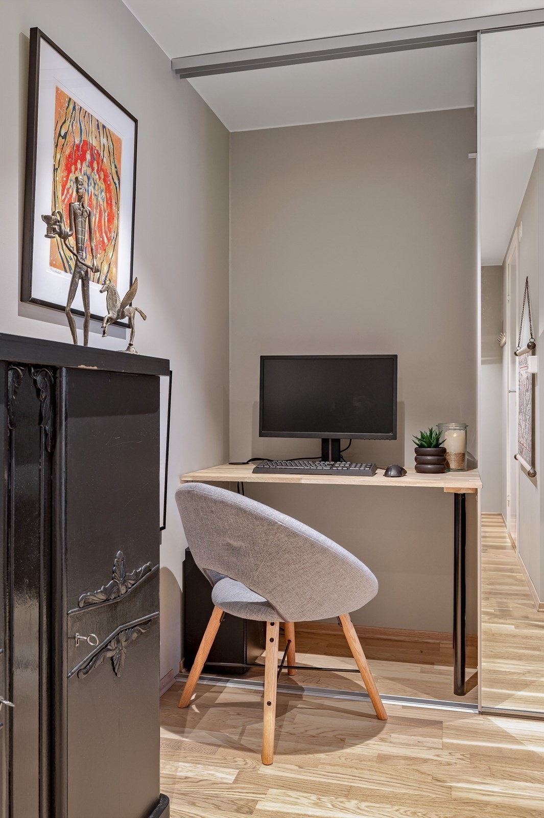 I garderobeskapet er det satt inn kontorpult. Galleribilde