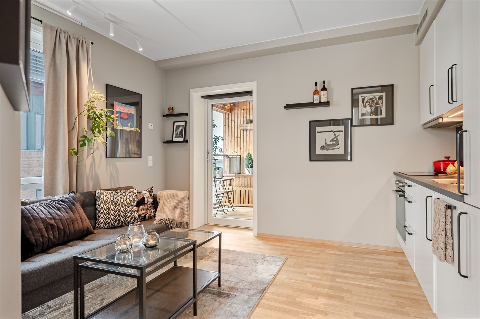 Fra stuen er det utgang til balkongen. Galleribilde