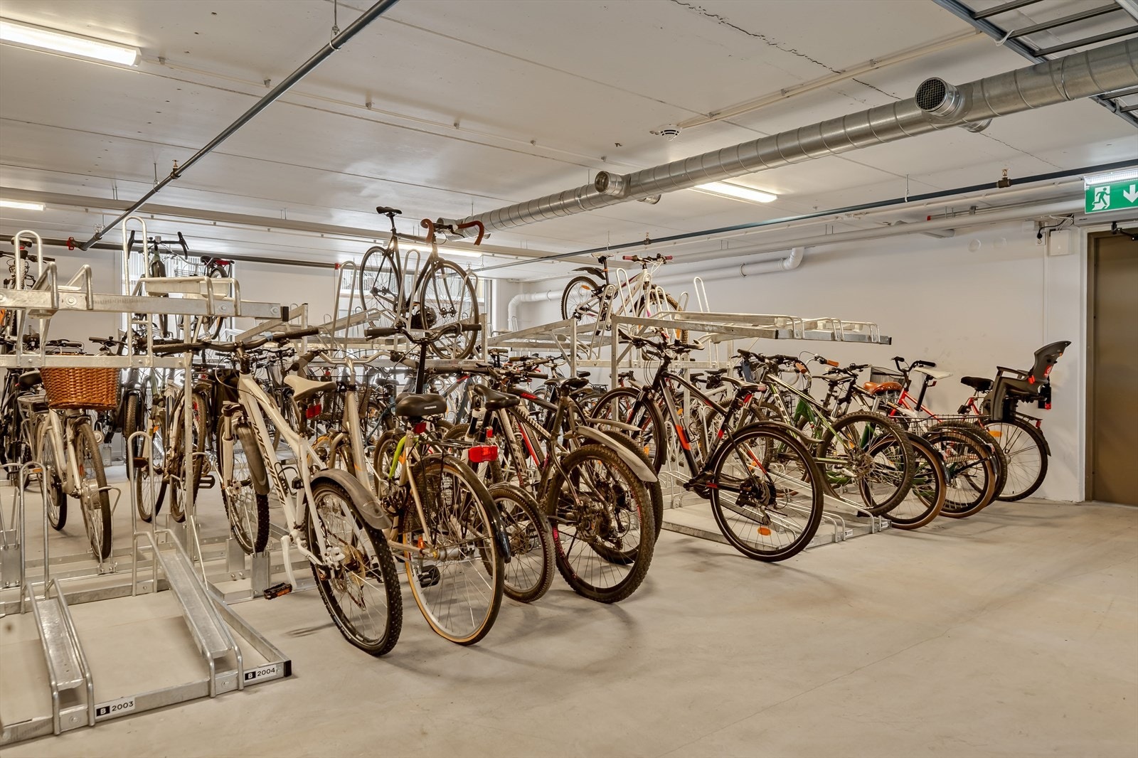 Felles sykkelparkering. Galleribilde