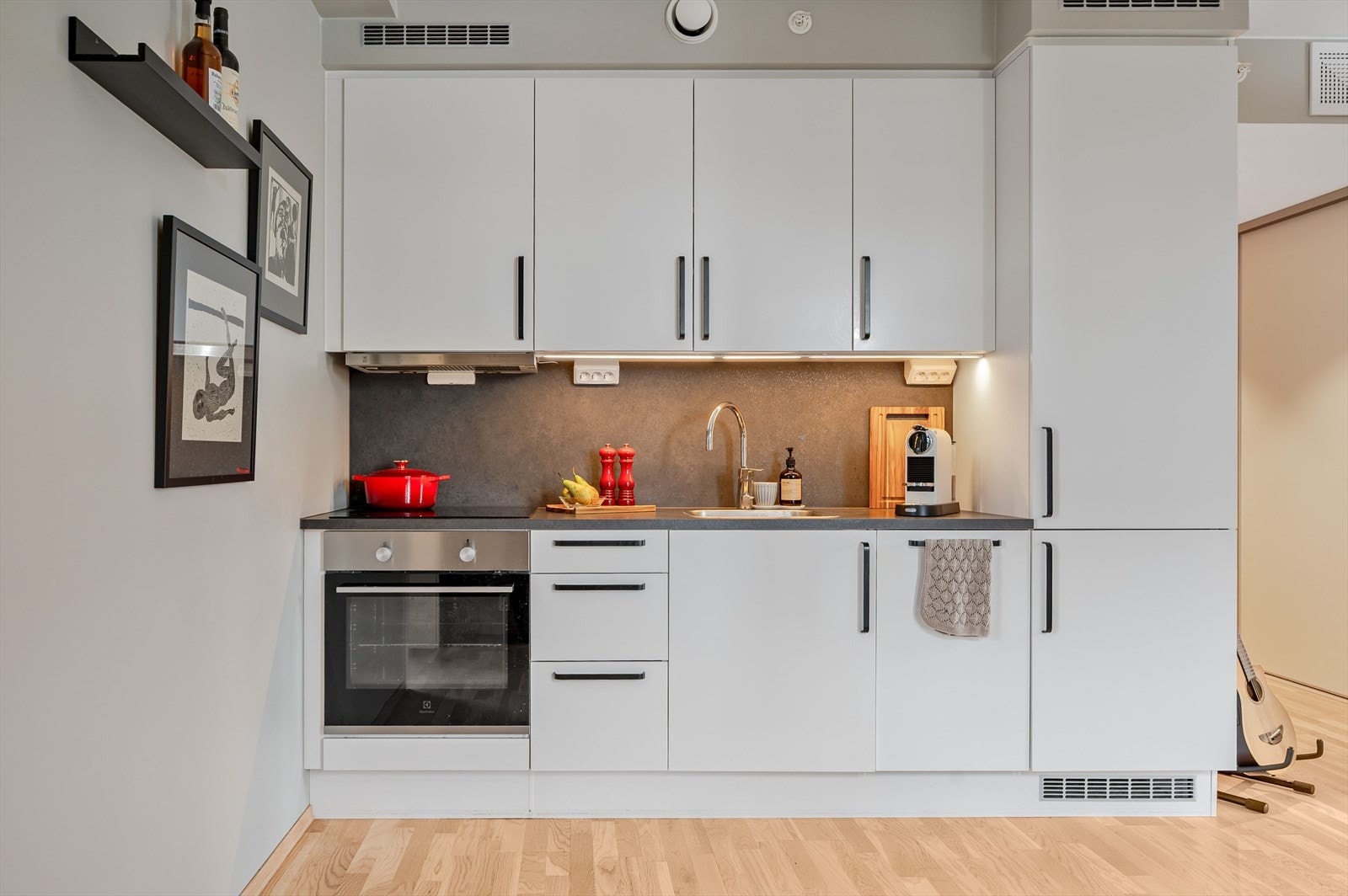 Kjøkkenet har glatte fronter med integrerte hvitevarer. Galleribilde