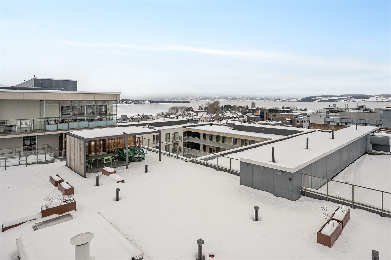 Her er det fint å nyte fine sommerdager med utsikt mot Mjøsa. Galleribilde