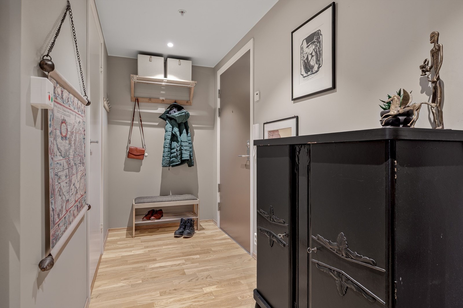 Entré, hvor man kan henge fra seg yttertøy. Galleribilde