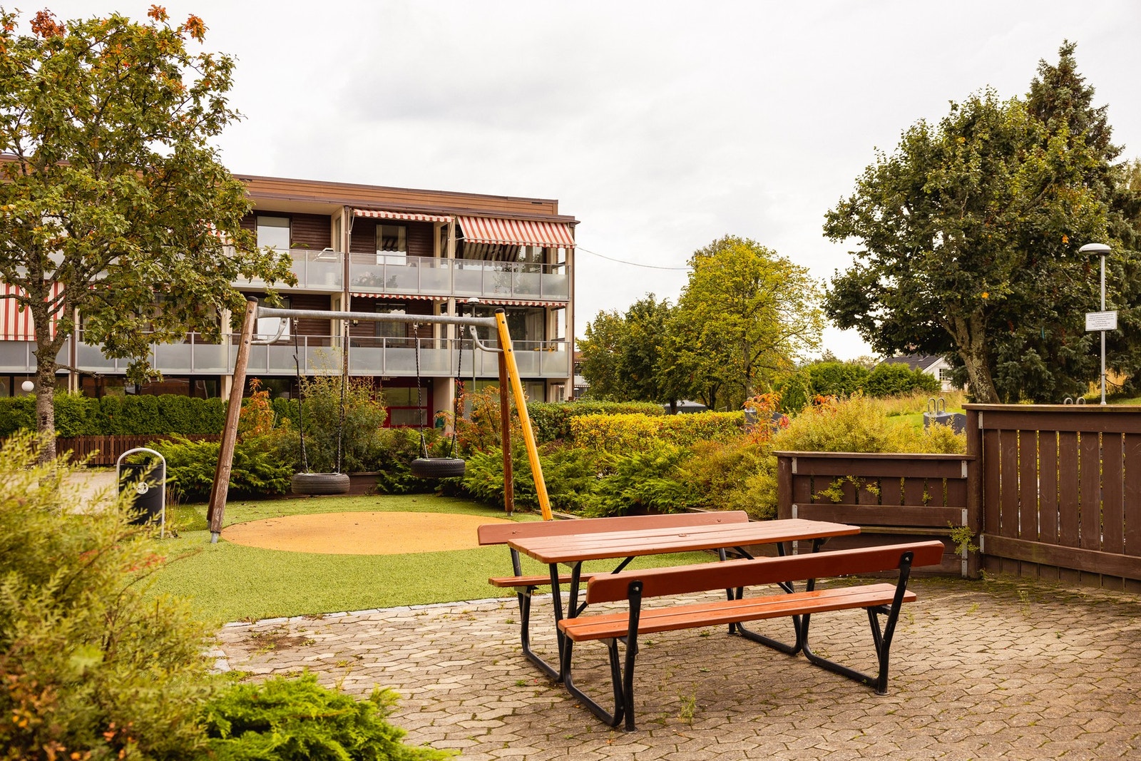 Området er kjent for sine grønne omgivelser, store friarealer og rolige, bilfrie soner - perfekt for både småbarnsfamilier og eldre som ønsker trygghet og tilgjengelighet. Galleribilde