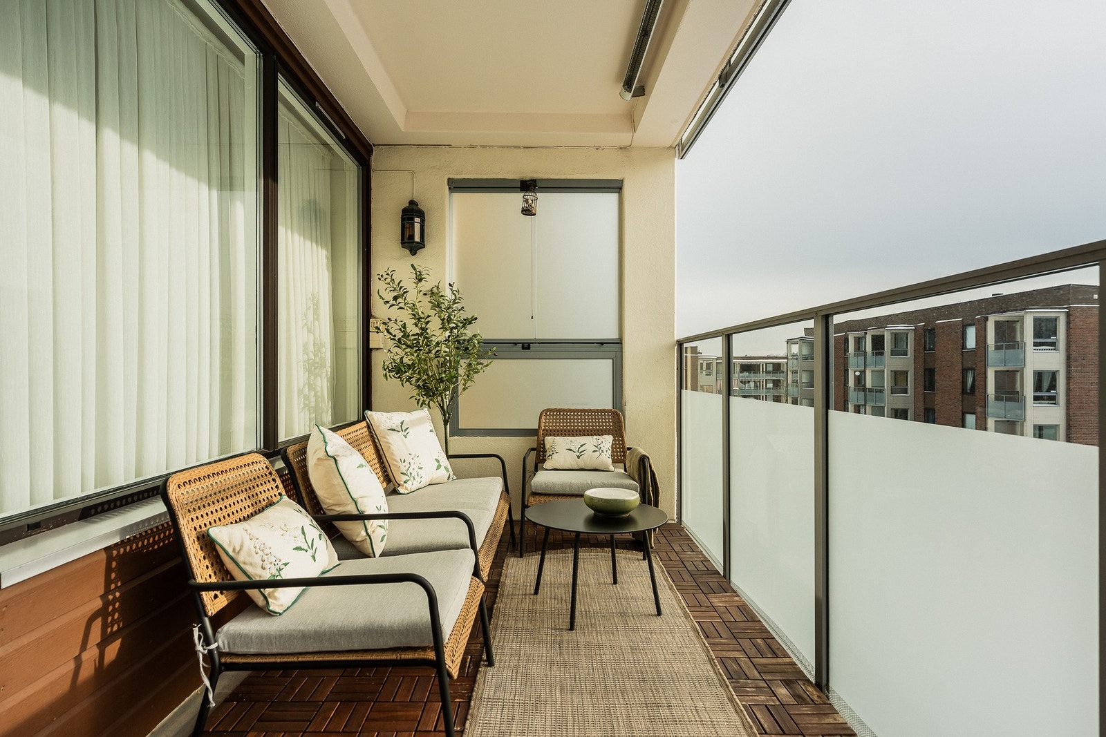 Sørvestvendt beliggenhet gir gode solforhold gjennom dagen, ideelt for alt fra morgenkaffe til sene sommerkvelder. Galleribilde