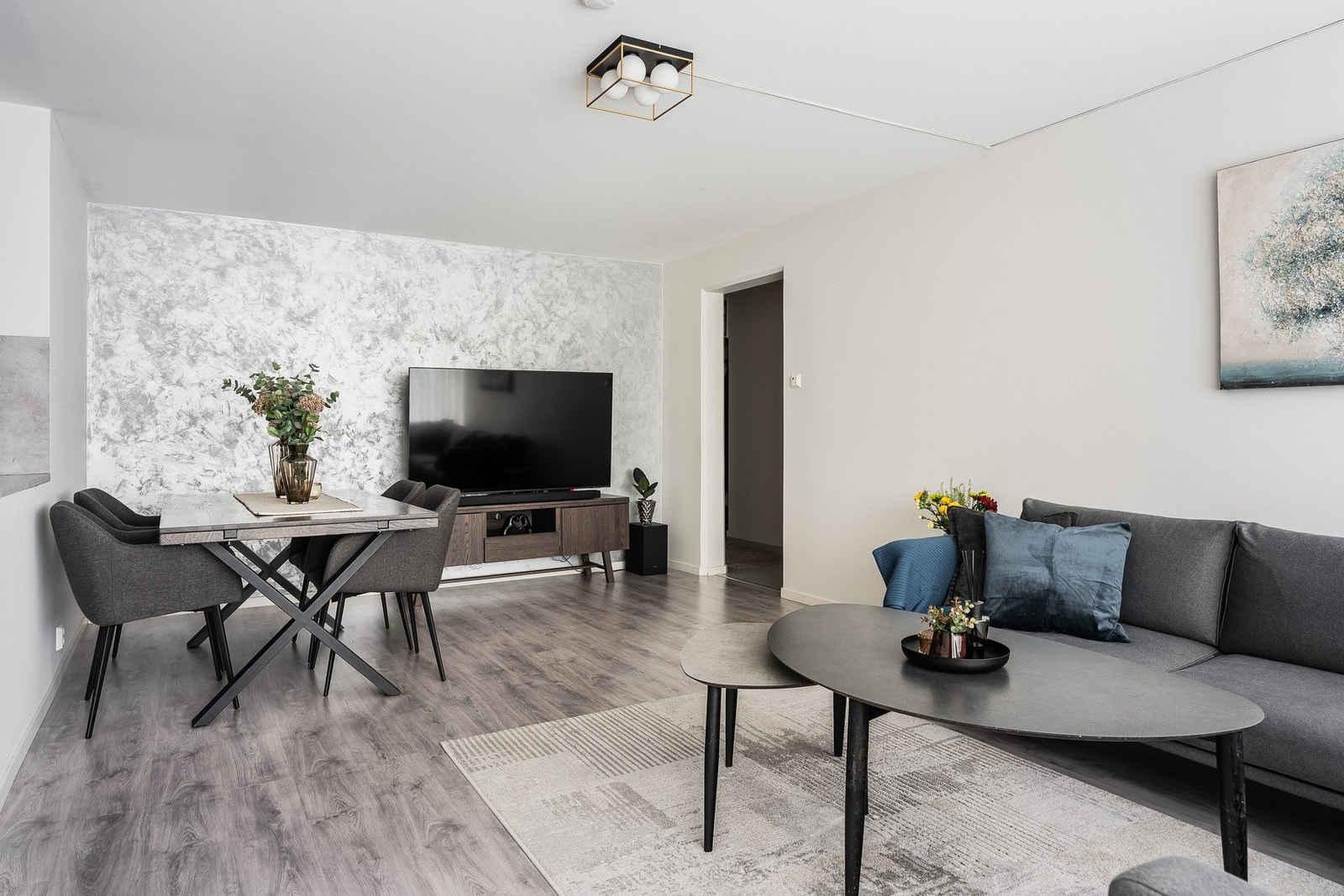 Den lyse stuen drar fordel av hjørneplasseringen og gir en behagelig atmosfære gjennom dagen, med god plass til ulike møbleringsløsninger. Galleribilde