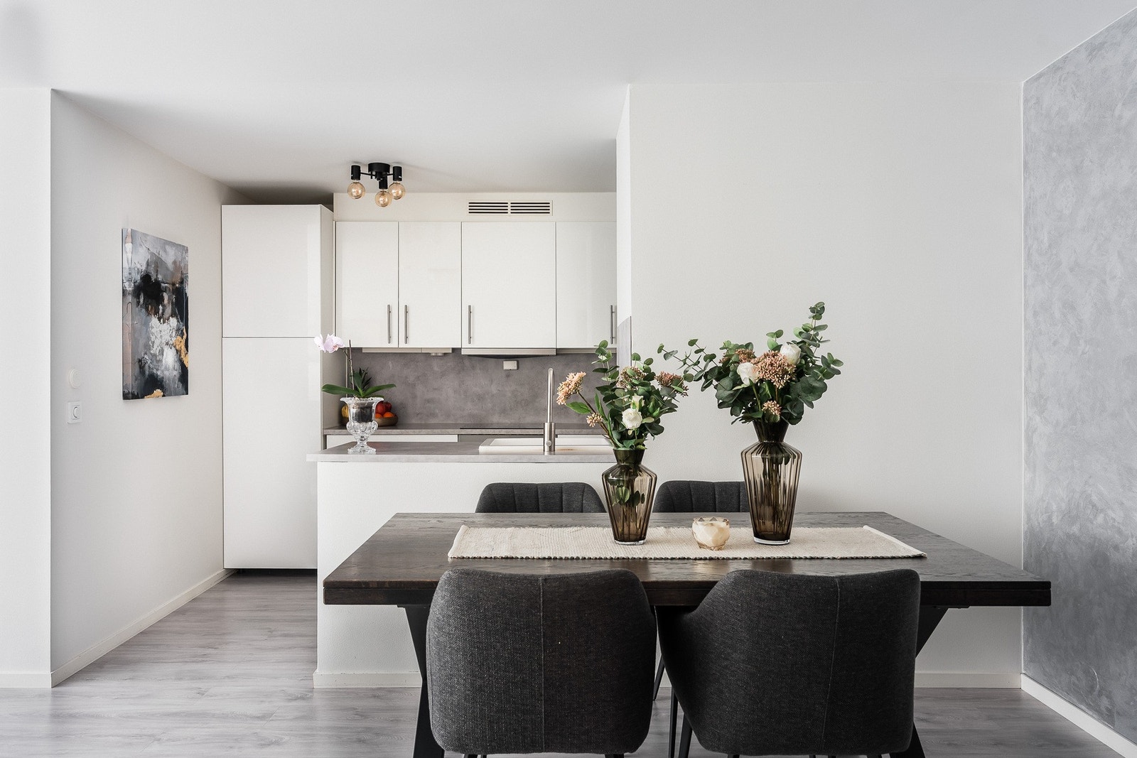 Den åpne løsningen mot stuen skaper en hyggelig og sosial sone der matlaging og samvær går hånd i hånd. Galleribilde