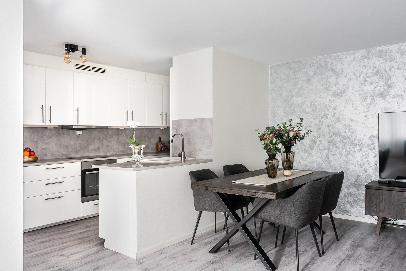 Moderne innredning fra nyere oppgraderinger gir et ryddig og funksjonelt kjøkken med rikelig lagringsplass. Galleribilde