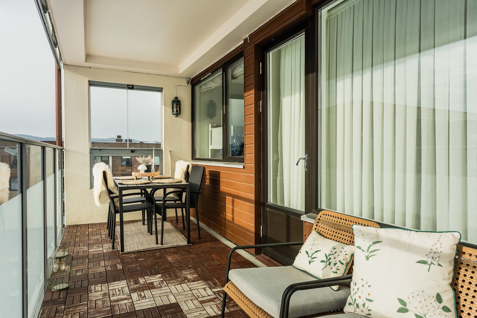 Den romslige balkongen på ca. 12 m² gir mulighet for både utemøbler og planter, og fungerer som et ekstra oppholdsrom store deler av året. Galleribilde