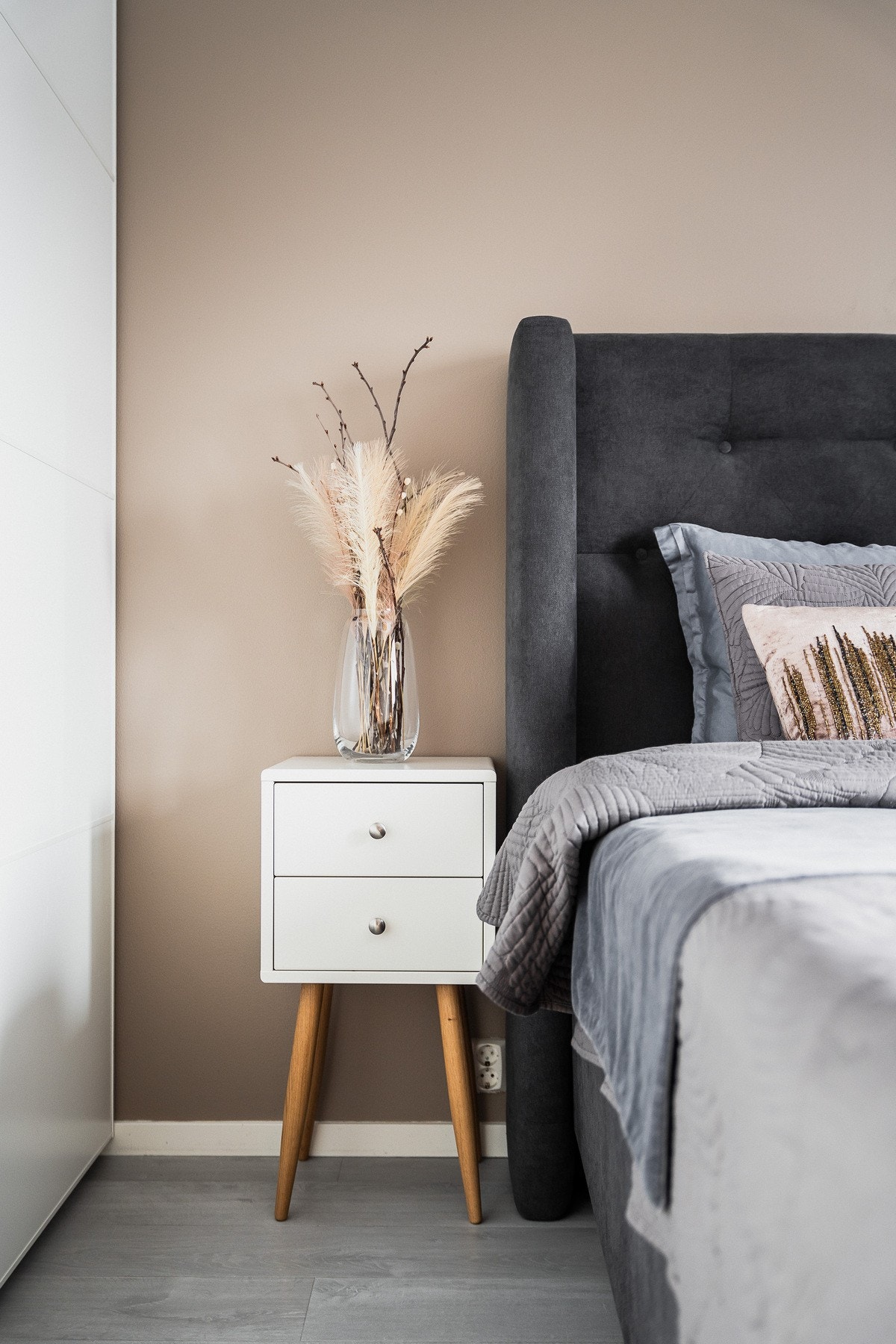 Rolige overflater og jevnlig vedlikehold gjør rommet lett å møblere og enkelt å tilpasse egne behov. Galleribilde