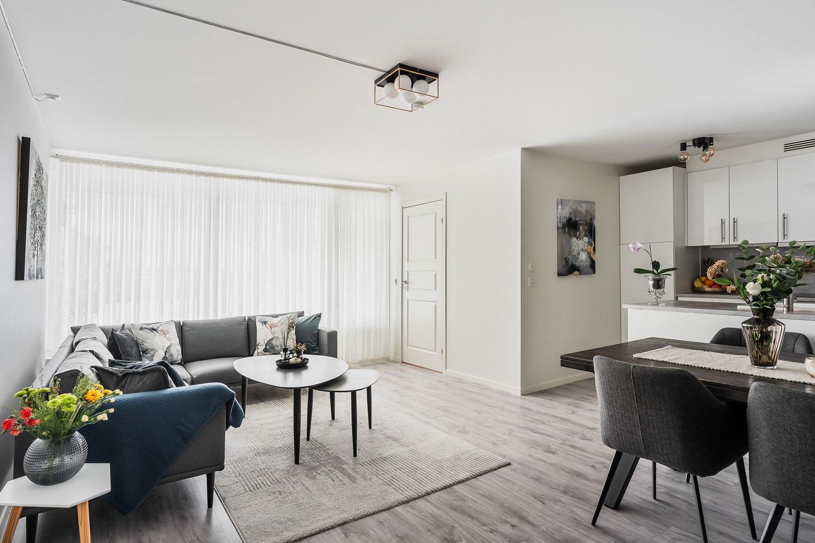 Store vindusflater og åpen forbindelse mot kjøkkenet skaper et rom som fungerer godt både til hverdagsbruk og når du har gjester. Galleribilde