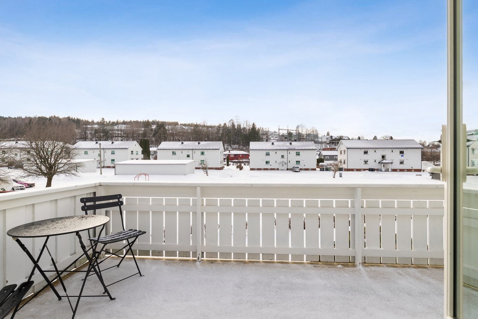 Fra stuen er det utgang til sørvestvendt balkong på 10 m² med god plass til utemøbler. Galleribilde