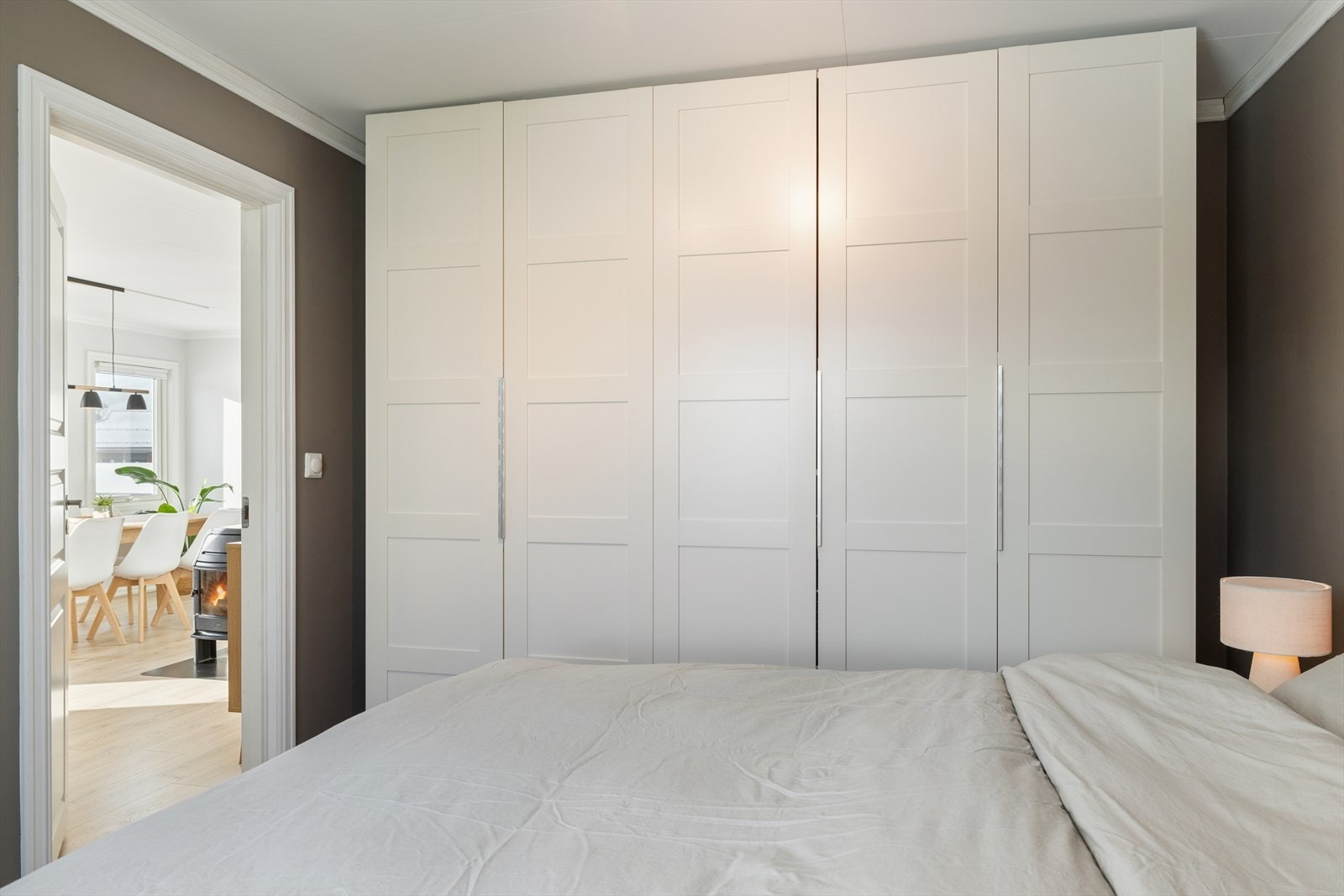 Hovedsoverommet har romslig garderobeløsning. Galleribilde