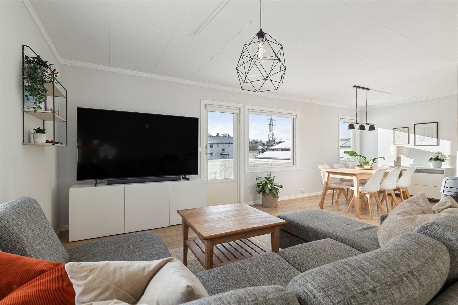 Store vindusflater som gir godt med lysinnslipp. Utgang til balkong. Galleribilde