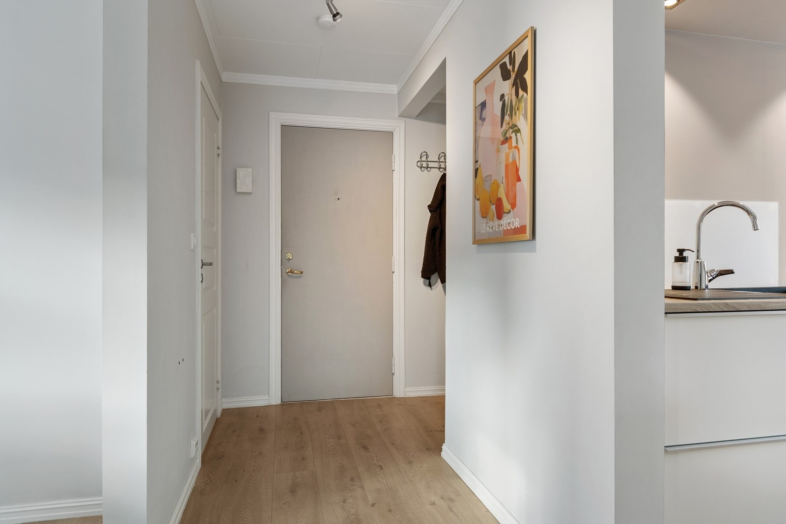 Trivelig entrè som ønsker deg velkommen inn, god plass til å henge fra seg ytterklær. Galleribilde