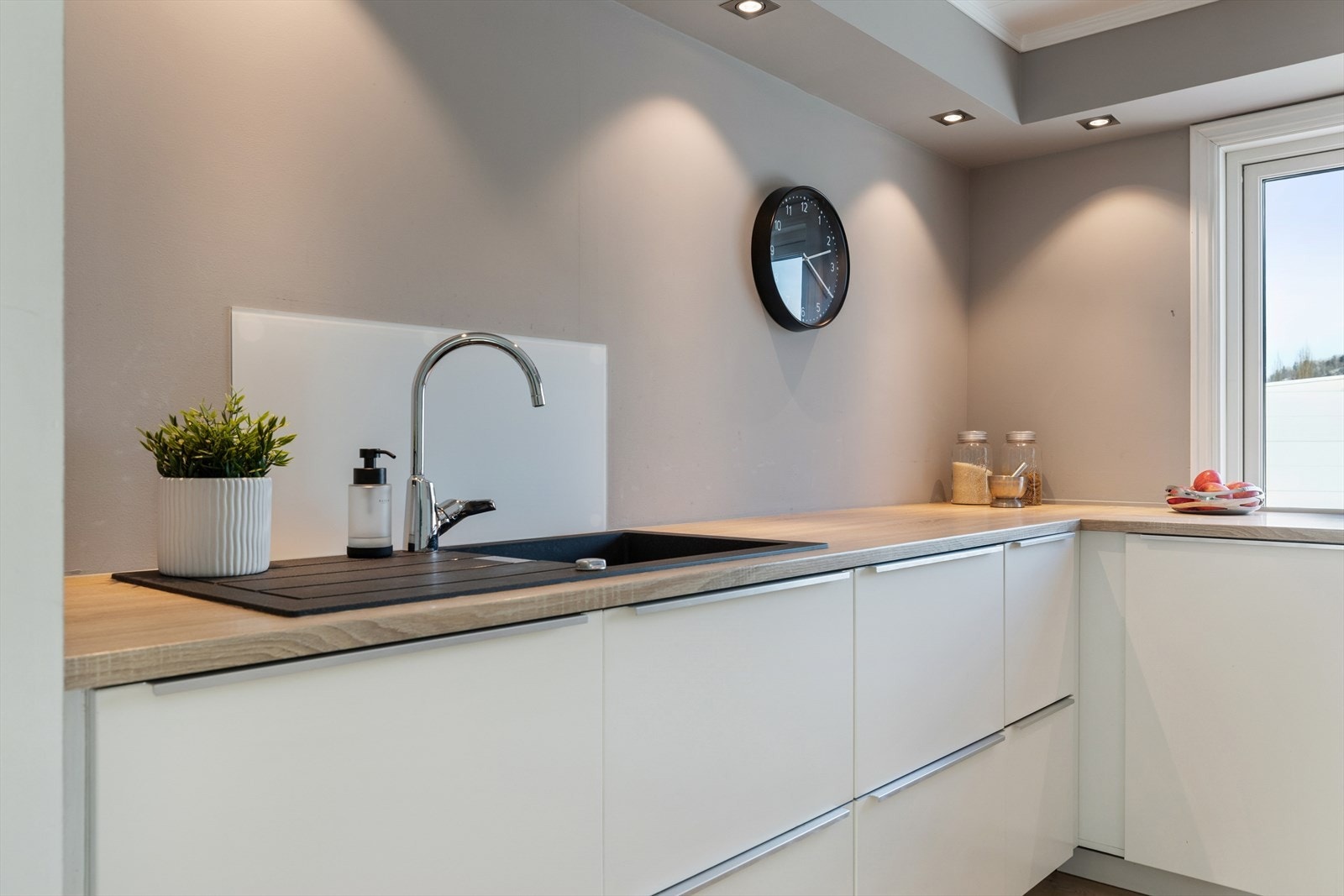 God skap- og benkeplass. Kjøkkenet er innredet slik at matlagingen forenes med sosialt samvær. Galleribilde