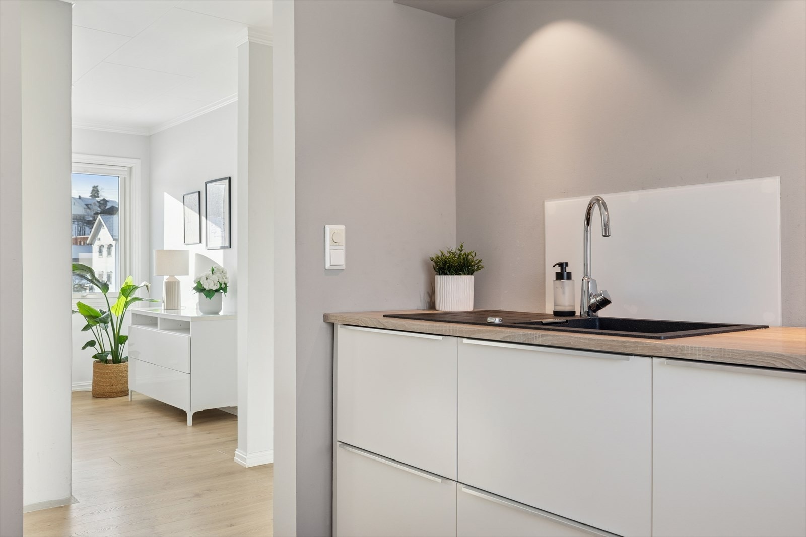 Nedfelt stålkum med ettgreps blandebatteri, og det er montert lekkasjestopper for ekstra trygghet. Galleribilde