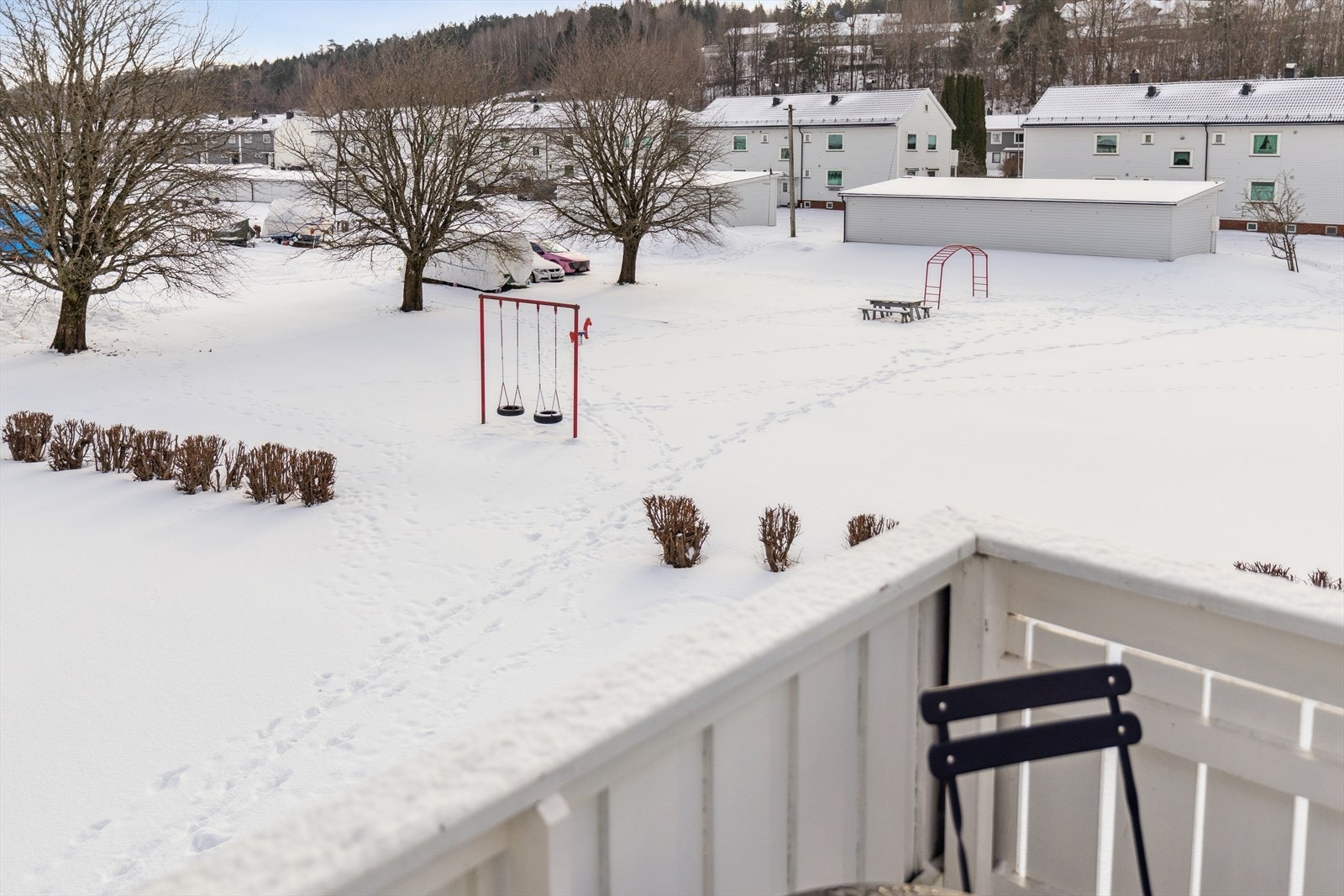 Utsyn over borettslagets fellesarealer. Galleribilde