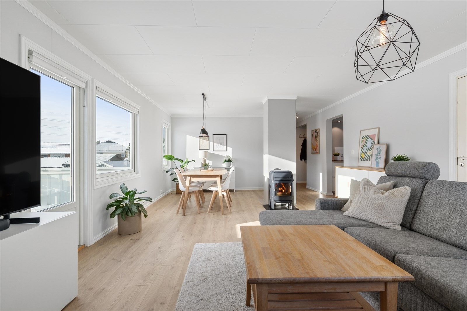 Stuen er romslig og har en åpen løsning - God plass til sofagruppe og tv-møblement Galleribilde