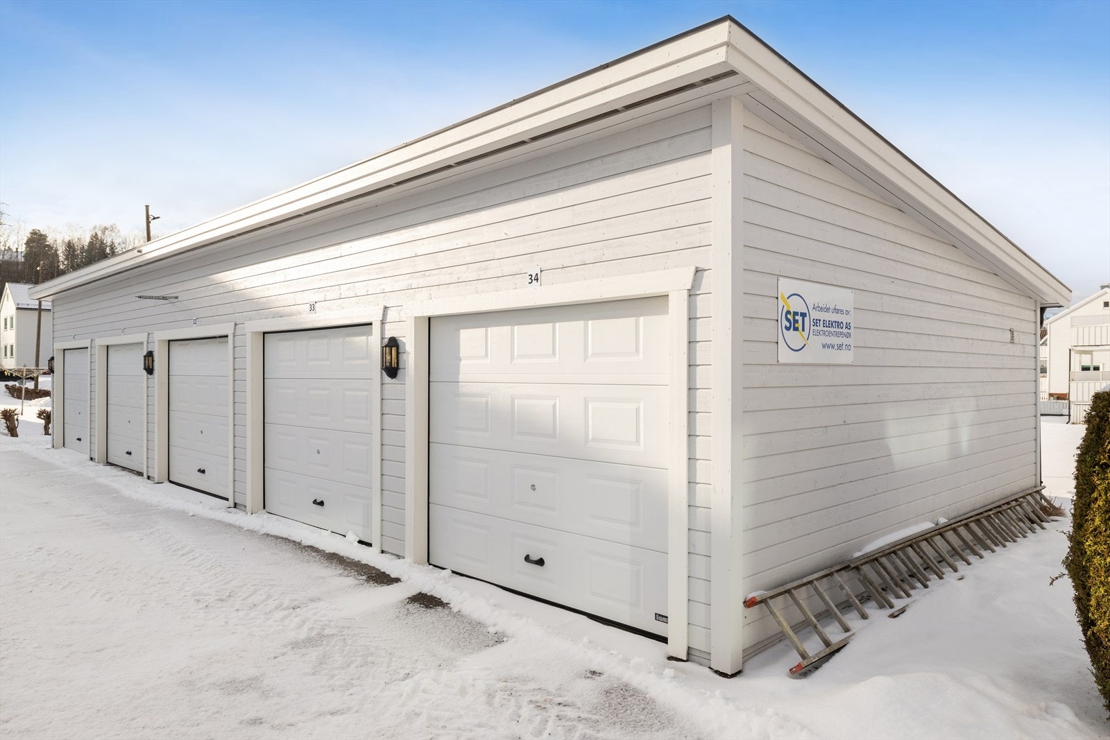 Det medfølger en egen garasje (med elektrisk portåpner) på ca. 18 m², oppført i 2016. Galleribilde