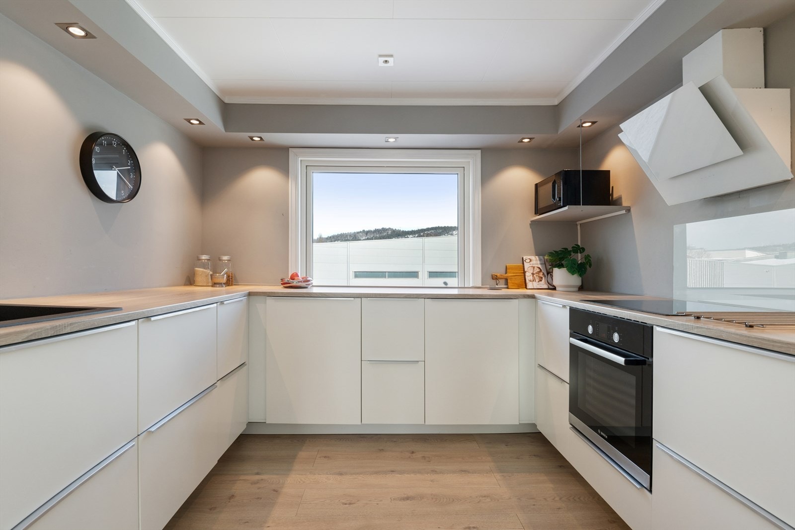 Kjøkkenet fra IKEA ble modernisert i 2014 og har en stilren innredning med slette fronter og laminert benkeplate. Over platetoppen er det en mekanisk avtrekkshette med utkast gjennom yttervegg. Galleribilde