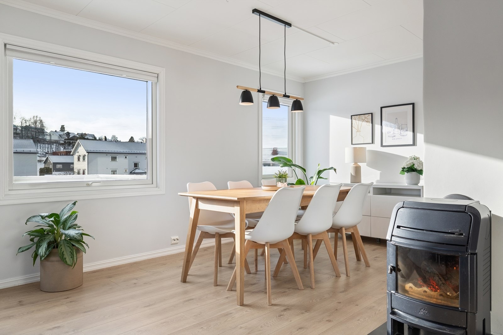 Koselig spiseplass, her inviteres det til en rolig kopp med morgenkaffe - Eller en rask matbit til folk på farten. Galleribilde