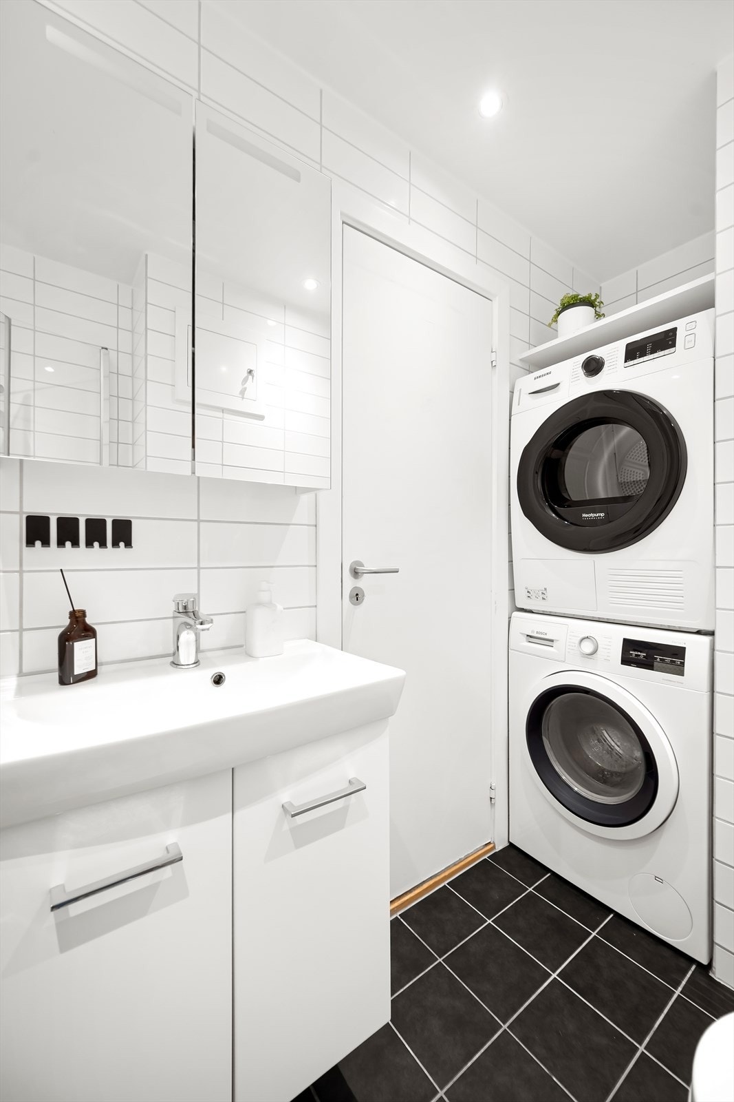 Badet er innredet med vegghengt servantskap med servant og et praktisk speilskap. Videre har badet vegghengt klosett, dusjhjørne og opplegg for vaskemaskin/tørketrommel. Galleribilde