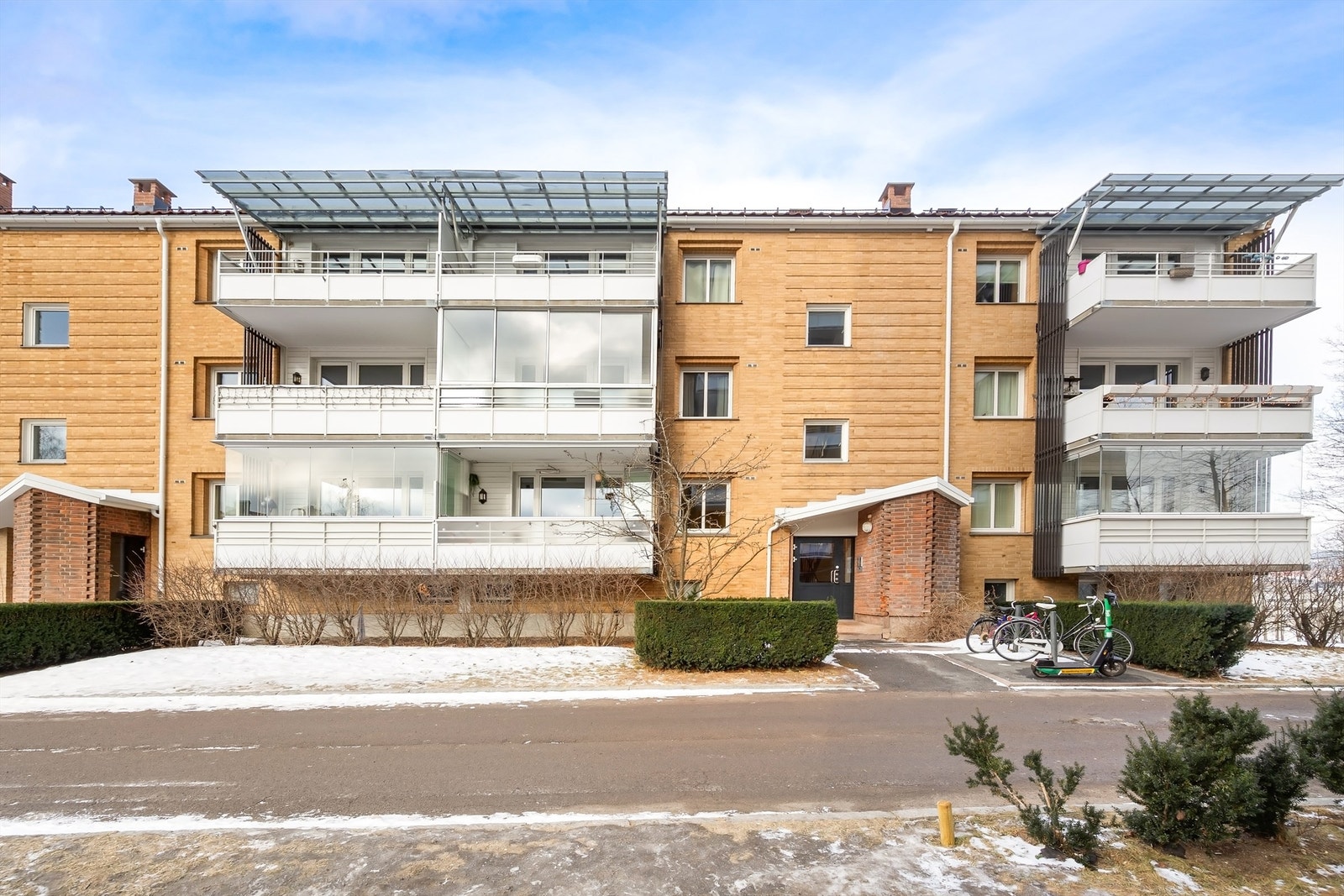 Borettslaget er veldrevet og har nylig malt fasade og nytt tak fra 2022. Galleribilde