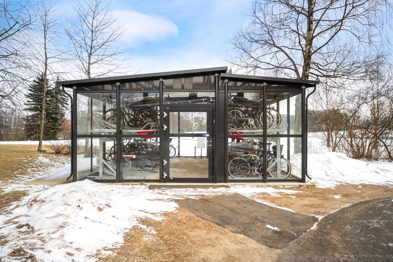 Tur- og sykkelveier rett utenfor tar deg effektivt mot sentrum eller marka. Borettslaget har egne sykkelskur for beboerne. Galleribilde