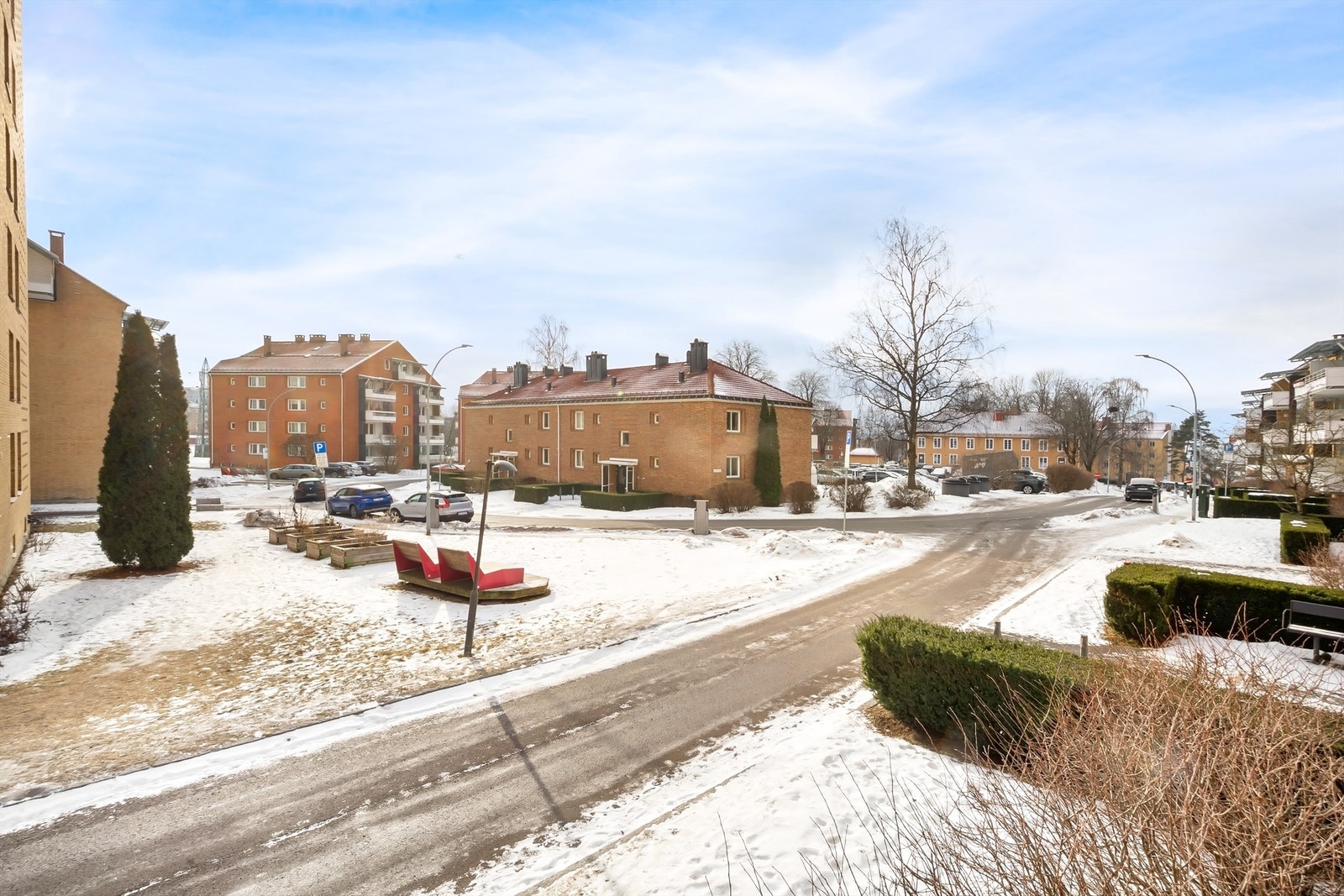 Et veletablert og rolig område som kombinerer bynære goder med fredelige omgivelser. Galleribilde