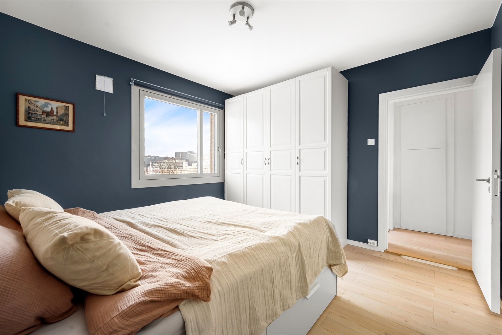 Det er rikelig med oppbevaringsplass i et romslig garderobeskap. Galleribilde