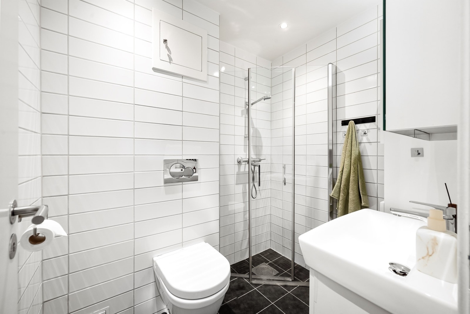 Pent, flislagt bad med gulvvarme renovert i 2012. Galleribilde