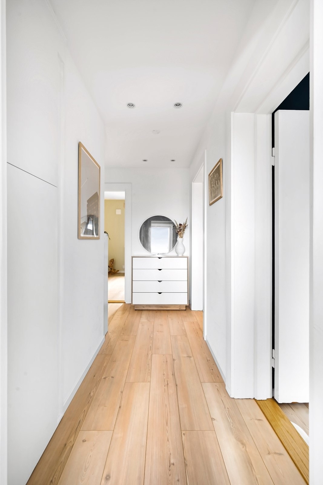 Innfelte downlights i himlingen i entréen gir god og behagelig belysning. Galleribilde