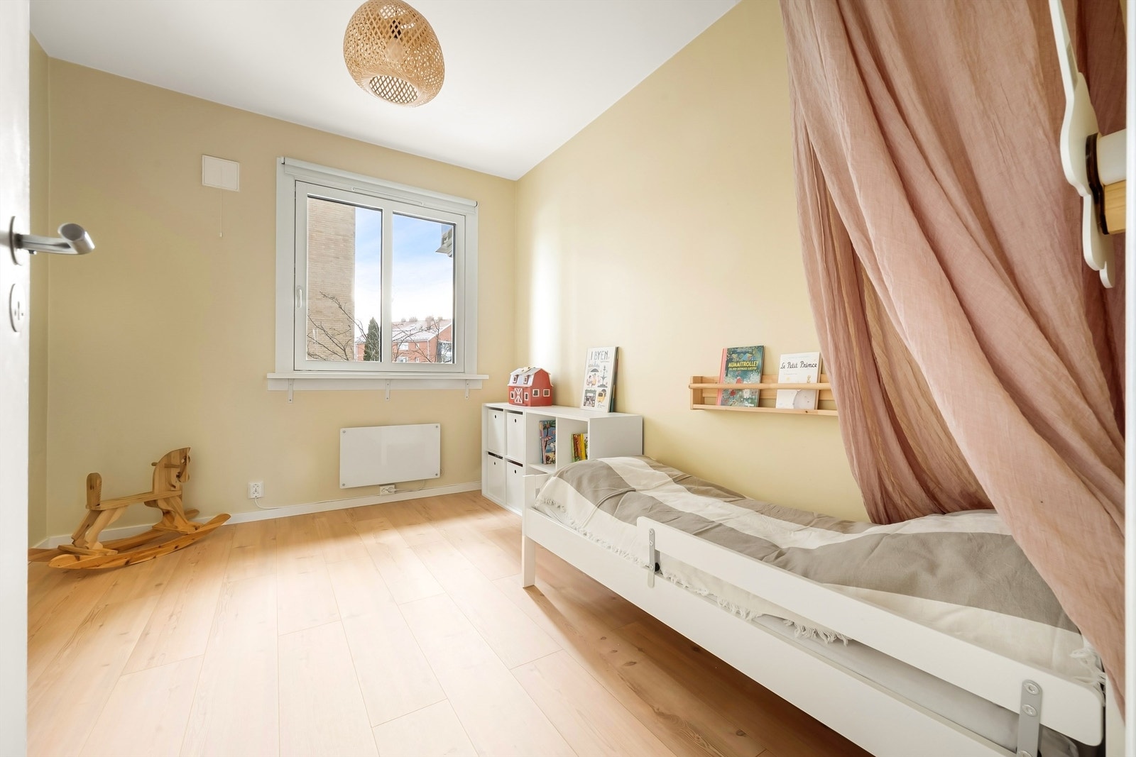 God plass til seng, garderobeskap og skrivebord. Galleribilde