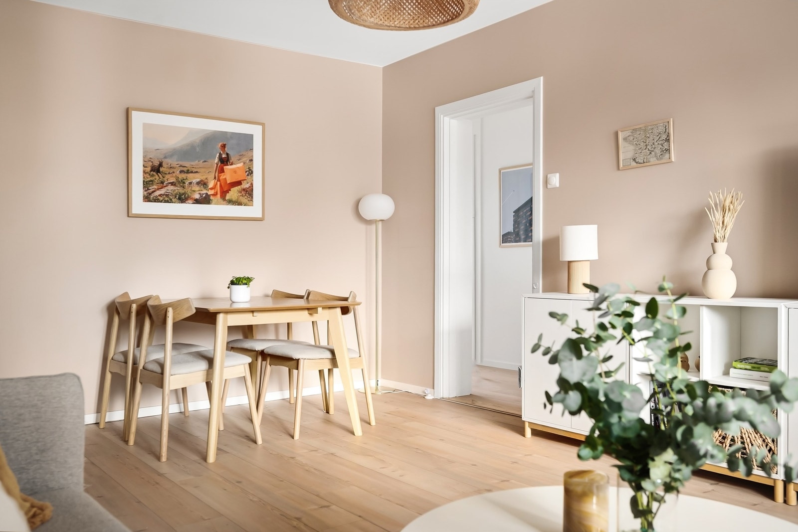 Her er det en naturlig plassering for spisebordet i tilknytning til stuen. Galleribilde